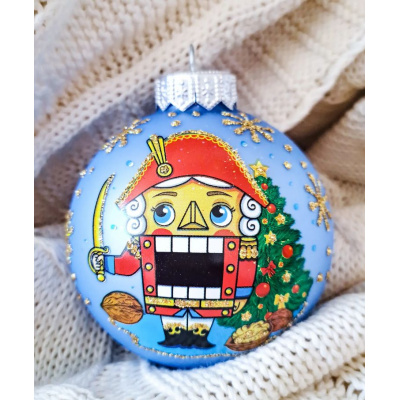 Большое фото товара - Елочное Украшение Шар. Щелкунчик (d=8,5см, стекло, в подарочной коробке) КУ-85-204133, (ООО "ЮниОпт"), 11-219834. Вариант №1